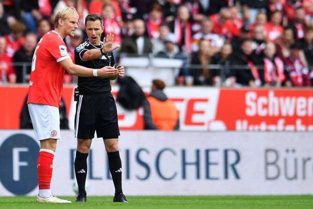 Rot Weiss Essen vs. Hansa Rostock ** FOR EDITORIAL USE ONLY ** EDITORIAL USE ONLY ** p Soccer 3rd Division, Matchday 7: Rot-Weiss Essen vs. Hansa Rostock on September 20, 2026, at the Stadion an der Hafenstrasse in Essen. Ben Hüning (Rot-Weiss Essen), left; referee Lukas Benen; right: Essen, North Rhine-Westphalia, Germany. Copyright ThorstenxTillmann Copyright: ThorstenxTillmann doc87ompk20khl1c51pd1fsd ,EDITORIAL USE ONLY Copyright: ThorstenxTillmann