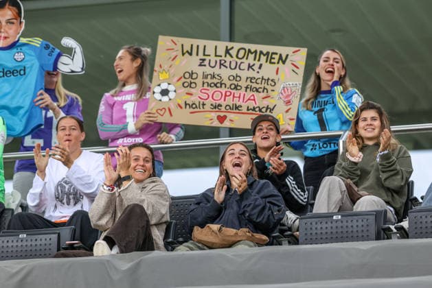 GER, Frankfurt, Eintracht Frankfurt II vs. Hertha BSC Berlin, Women s Bundesliga 2, Soccer, DFB, 2026–2027 Season, Stadion am Brentanobad, Matchday 7 in Pictures: Eintracht Frankfurt’s first team watches Sophia Winkler’s comeback and cheers her on with cardboard cutouts and banners. DFB and DFL regulations prohibit any use of photographs as image sequences and or quasi-video, September 20, 2026 Copyright: HMBxMedia HendrikxHamelau