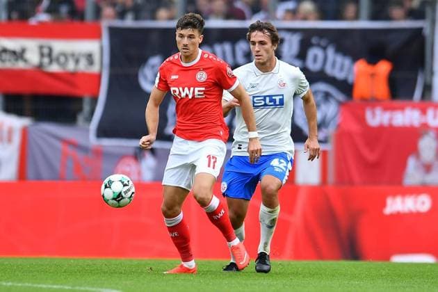 Rot Weiss Essen vs. Hansa Rostock ** FOR EDITORIAL PURPOSES ONLY ** EDITORIAL USE ONLY ** p Soccer 3rd Division, Matchday 7: Rot-Weiss Essen vs. Hansa Rostock on September 20, 2026, at the Stadion an der Hafenstrasse in Essen. Semir Telalovic (Rot-Weiss Essen) in the foreground; Benno Johannes Dietze (Hansa Rostock) in the background. Germany, North Rhine-Westphalia, Essen. Copyright ThorstenxTillmann Copyright: ThorstenxTillmann doc87omon08ctiz89sikdb ,EDITORIAL USE ONLY Copyright: ThorstenxTillmann