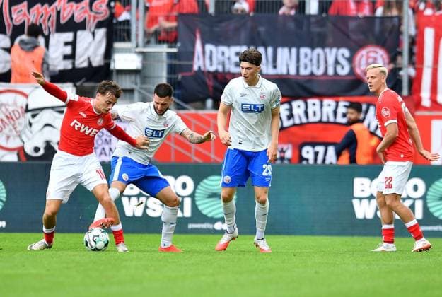 Rot Weiss Essen vs. Hansa Rostock ** FOR EDITORIAL USE ONLY ** EDITORIAL USE ONLY ** p Soccer 3rd Division, Matchday 7: Rot-Weiss Essen vs. Hansa Rostock on September 20, 2026, at the Stadion an der Hafenstrasse in Essen. Marvin Obuz (Rot-Weiss Essen), left: Leon Dajaku (Hansa Rostock), center: Peter Kiedl (Hansa Rostock), right: Essen, North Rhine-Westphalia, Germany. Copyright ThorstenxTillmann Copyright: ThorstenxTillmann doc87omon5r9vm1kjeid1cg3 ,EDITORIAL USE ONLY Copyright: ThorstenxTillmann