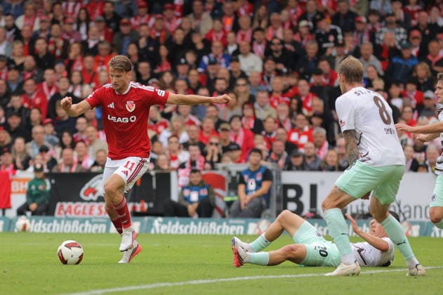 11 Moritz Hannemann, Energie Cottbus, taking a shot on goal; Soccer, 2. Bundesliga, 2026–2027, FC Energie Cottbus vs. FC St. Pauli