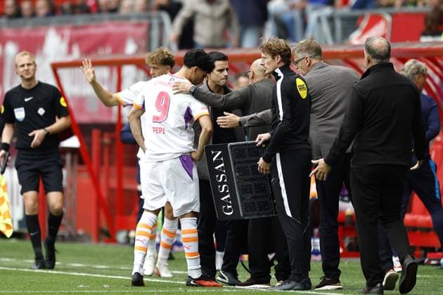 ENSCHEDE - Ricardo Pepi of PSV Eindhoven leaves the field injured during the Dutch Eredivisie match between FC Twente and PSV at Stadion De Grolsch Veste on September 20, 2026 in Enschede, the Netherlands. VINCENT JANNINK ANP Eredivisie 2026 27 xVIxANPxSportx xxANPxIVx 569392752 originalFilename: 569392752.jpg
