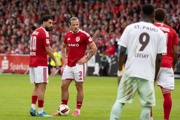 September 20, 2026: Energie Cottbus vs. FC St. Pauli, Matchday 6 of the 2. Bundesliga at the LEAG Energie Stadium; Tolcay Cigerci (Energie Cottbus), 10, and Henry Rorig (Energie Cottbus), 3 discussing a free kick IMPORTANT NOTICE: In accordance with DFL and DFB regulations, it is prohibited to use or allow the use of photographs taken in the stadium and or during the game in the form of sequential images and or video-like photo series. Copyright: xJamesxZabelx