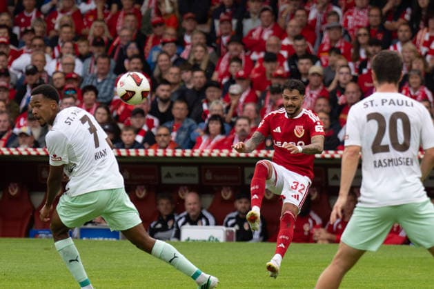 September 20, 2026: Energie Cottbus vs. FC St. Pauli, Matchday 6 of the 2. Bundesliga at the LEAG Energie Stadium; Leonardo Bittencourt (Energie Cottbus), 32, vs. Youssoupha Niang (FC St. Pauli), 7 IMPORTANT NOTICE: In accordance with the regulations of the DFL and the DFB, it is prohibited to use or allow the use of photographs taken in the stadium and or during the game in the form of sequential images and or video-like photo series. Copyright: xJamesxZabelx
