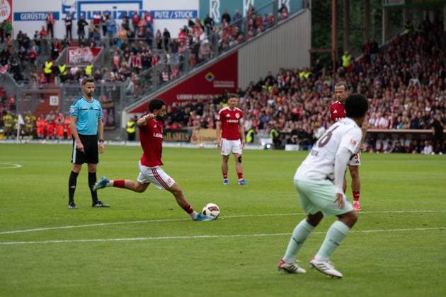 September 20, 2026: Energie Cottbus vs. FC St. Pauli, Matchday 6 of the 2. Bundesliga at the LEAG Energie Stadium; Goal by Tolcay Cigerci (Energie Cottbus), 10 IMPORTANT NOTICE: In accordance with the regulations of the DFL and the DFB, it is prohibited to use or allow the use of photographs taken in the stadium and or during the game in the form of sequential images and or video-like photo series. Copyright: xJamesxZabelx