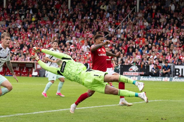 September 20, 2026: Energie Cottbus vs. FC St. Pauli, Matchday 6 of the 2. Bundesliga at the LEAG Energie Stadium; Ben Voll (FC St. Pauli) blocks a shot with his fist, 1 IMPORTANT NOTICE: In accordance with DFL and DFB regulations, it is prohibited to use or allow the use of photographs taken in the stadium and or during the game in the form of sequential images and or video-like photo series. Copyright: xJamesxZabelx