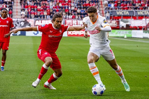 ENSCHEDE - Ruben van Bommel of PSV Eindhoven dribbles with the ball under pressure from Bart van Rooij of FC Twente during the Eredivisie match between FC Twente and PSV Eindhoven at De Grolsch Veste stadium on September 20, 2026, in Enschede, the Netherlands. WART BRINKERHOF ANP Eredivisie 2026 27 xVIxANPxSportx xMarcelxterxBalsxIVx 569392935 originalFilename: 569392935.jpg
