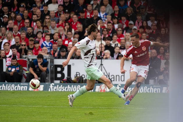 September 20, 2026: Energie Cottbus vs. FC St. Pauli, Matchday 6 of the 2. Bundesliga at the LEAG Energie Stadium. Cross by Axel Borgmann (Energie Cottbus), 20th minute vs. Arkadiusz Pyrka (FC St. Pauli), 11 IMPORTANT NOTICE: In accordance with the regulations of the DFL and the DFB, it is prohibited to use or allow the use of photographs taken in the stadium and or during the game in the form of sequential images and or video-like photo series. Copyright: xJamesxZabelx