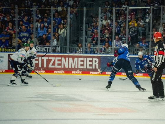 September 20, 2026, xwppx, Penny DEL Ice Hockey, Adler Mannheim vs. Eisbären Berlin, from left: Nicolas Mattinen (Adler Mannheim) taking a shot on goal
