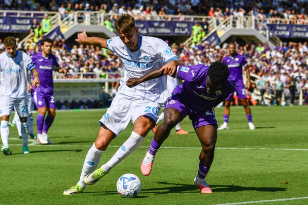 IPA88758189 - Lorenzo Lucca (Napoli) battles for the ball against Degnand Wilfried Gnonto (Fiorentina) during the ACF Fiorentina vs. SSC Napoli Italian Serie A soccer match in Florence, Italy, on September 20, 2026  Copyright: xFabioxFagiolini IPAxSportx xx IPA88758189