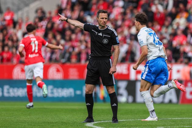 Soccer, 3rd Division, Matchday 7: Rot Weiss Essen vs. Hansa Rostock on September 20, 2026, at the Stadion an der Hafenstraße in Essen. Referee: Lukas Benen (Nordhorn). DFB regulations prohibit any use of photographs as image sequences and or quasi-video. xJRx