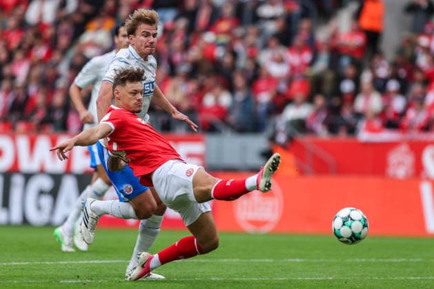 Soccer, 3rd Division, Matchday 7: Rot Weiss Essen vs. Hansa Rostock on September 20, 2026, at the Stadion an der Hafenstraße in Essen. Florian Carstens (Rostock, left), Jannik Hofmann (Essen, right). DFB regulations prohibit any use of photographs as image sequences and or quasi-video. xJRx