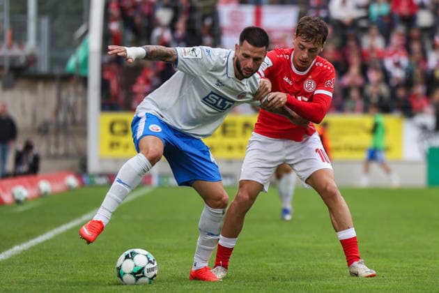 Soccer, 3rd Division, Matchday 7: Rot Weiss Essen vs. Hansa Rostock on September 20, 2026, at the Stadion an der Hafenstraße in Essen. Leon Dajaku (Rostock, left), Marvin Obuz (Essen, right). DFB regulations prohibit any use of photographs as image sequences and or quasi-video. xJRx