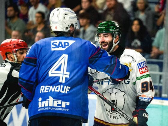 September 20, 2026, xwppx, Penny DEL Ice Hockey, Adler Mannheim vs. Eisbären Berlin; from left: Dan Renouf (Adler Mannheim) and Liam Kirk (Eisbären Berlin)
