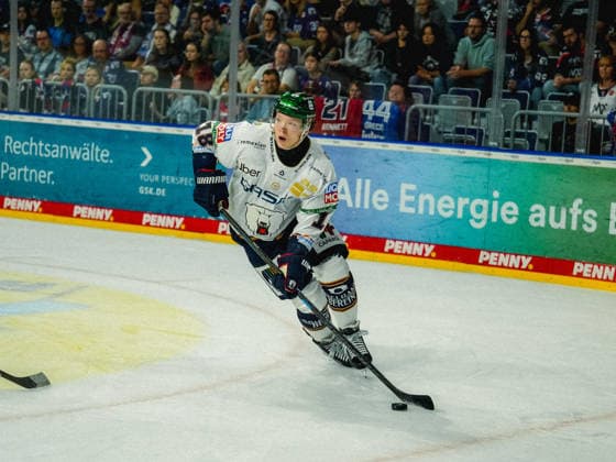 September 20, 2026, xwppx, Penny DEL Ice Hockey, Adler Mannheim vs. Eisbären Berlin; from left: Jonas Müller, Eisbären Berlin