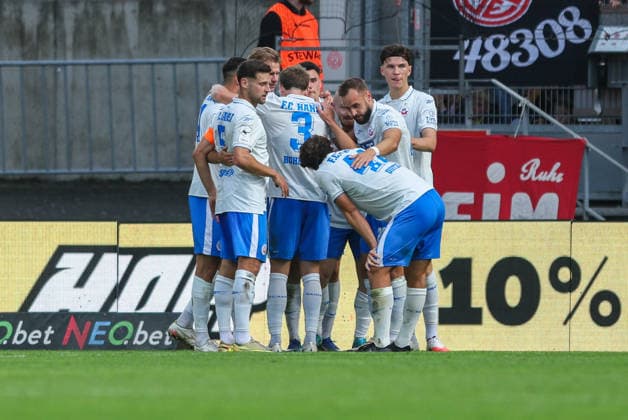 Soccer, 3rd Division, Matchday 7: Rot Weiss Essen vs. Hansa Rostock on September 20, 2026, at the Stadion an der Hafenstraße in Essen. Celebrations following the 0–1 goal by Maximilian Krauß of Rostock. DFB regulations prohibit any use of photographs as image sequences and or quasi-video. xJRx