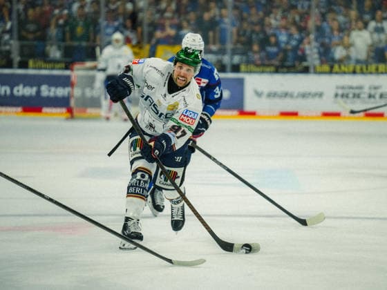 September 20, 2026, xwppx, Penny DEL Ice Hockey, Adler Mannheim vs. Eisbären Berlin; from left: Gabriel Fontaine, Eisbären Berlin, shooting on goal