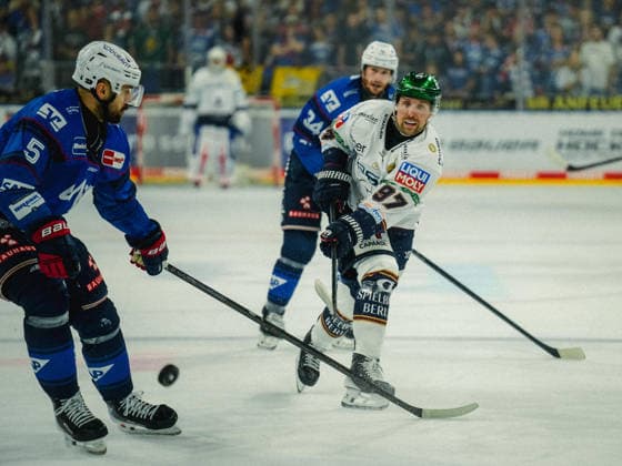 September 20, 2026, xwppx, Penny DEL Ice Hockey, Adler Mannheim vs. Eisbären Berlin; from left: Gabriel Fontaine, Eisbären Berlin, shooting on goal