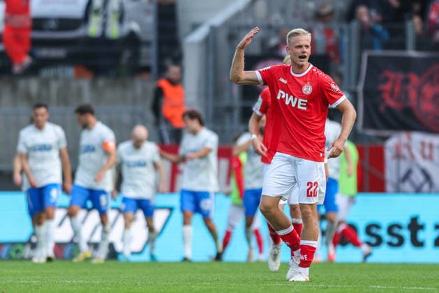 Soccer, 3rd Division, Matchday 7: Rot Weiss Essen vs. Hansa Rostock on September 20, 2026, at the Stadion an der Hafenstraße in Essen. Janne Sietan of Essen cheers on his teammates after the 0-1 loss. DFB regulations prohibit any use of photographs as image sequences and or quasi-video. xJRx