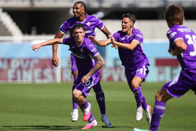 Alex Jimenez of Fiorentina AFC celebrates with his teammates the goal of 1-1 scored during the serie A match between ACF Fiorentina and SSC Napoli at Artemio Franchi Stadium in Firenze (Italy), September 20, 2026. massimilianoxcarnabuci