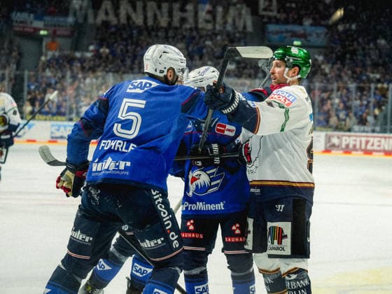 September 20, 2026, xwppx, Penny DEL Ice Hockey, Adler Mannheim vs. Eisbären Berlin; from left: Tobias Fohrler (Adler Mannheim), Gabriel Fontaine (Eisbären Berlin)