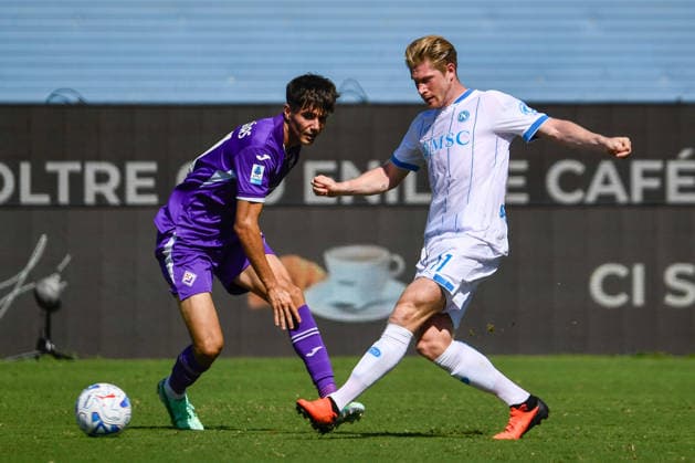 IPA88758198 - Kevin De Bruyne (Napoli) was fouled by Victor Valdepenas Santos Lopes (Fiorentina) during the ACF Fiorentina vs. SSC Napoli Serie A soccer match in Florence, Italy, on September 20, 2026  Copyright: xFabioxFagiolini IPAxSportx xx IPA88758198