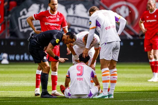 ENSCHEDE - Ricardo Pepi of PSV Eindhoven receives injury treatment during the Eredivisie match between FC Twente and PSV Eindhoven at De Grolsch Veste stadium on September 20, 2026, in Enschede, the Netherlands. WART BRINKERHOF ANP Eredivisie 2026 27 xVIxANPxSportx xMarcelxterxBalsxIVx 569393837 originalFilename: 569393837.jpg