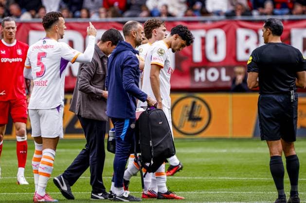 ENSCHEDE - Ricardo Pepi of PSV Eindhoven leaves the field injured during the Eredivisie match between FC Twente and PSV Eindhoven at De Grolsch Veste stadium on September 20, 2026, in Enschede, the Netherlands. WART BRINKERHOF ANP Eredivisie 2026 27 xVIxANPxSportx xMarcelxterxBalsxIVx 569393841 originalFilename: 569393841.jpg