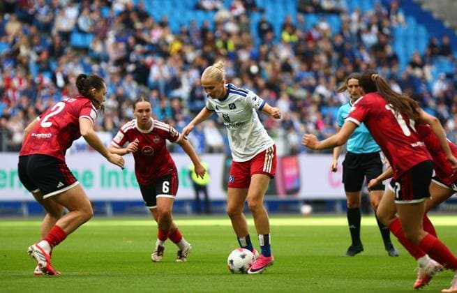 September 20, 2026, xcex, GER, Hamburg, Volksparkstadion, Women s Soccer, 1. Bundesliga, DIE LIGA, Google Pixel Women s Bundesliga 2026–2027 Season, Matchday 5, HSV, FCN, Hamburger SV vs. 1. FC Nuremberg, Paulina Bartz of HSV against three Nuremberg opponents. DFL regulations prohibit any use of photographs as image sequences and or quasi-video.