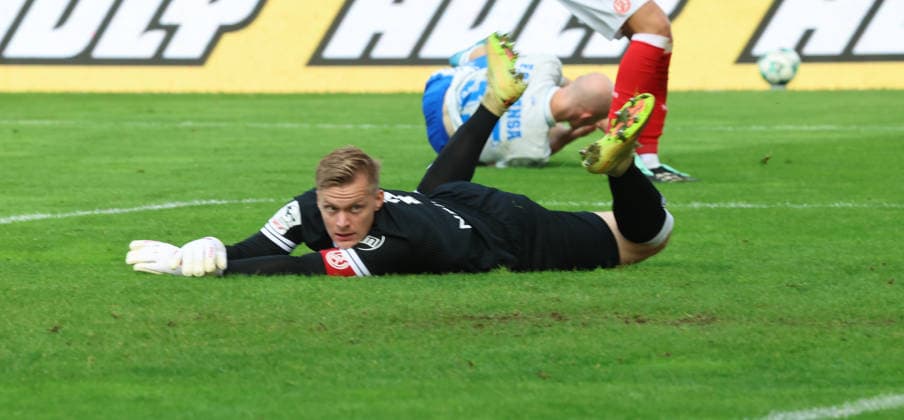 Rot-Weiss Essen vs. FC Hansa Rostock, Essen, September 20, 2026, Soccer, 3rd Division: Rot-Weiss Essen 0–1 FC Hansa Rostock. Celebrations after Maximilian Krauß s goal. FC Hansa Rostock goalkeeper Golz. Rot-Weiss Essen players on the ground. Stadion an der Hafenstr., North Rhine-Westphalia, Germany