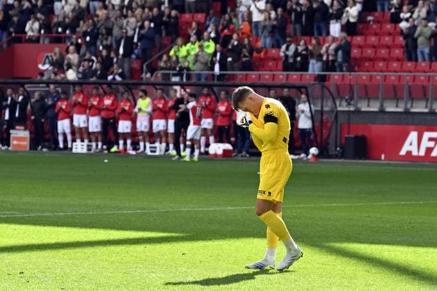 ALKMAAR - Telstar goalkeeper Ronald Koeman Junior emotional after the tribute to Bartina Koeman during the Dutch Eredivisie match between AZ Alkmaar and Telstar at the AFAS Stadium on September 20, 2026, in Alkmaar, the Netherlands. OLAF KRAAK ANP Eredivisie 2026 27 xVIxANPxSportx xxANPxIVx 569394378 originalFilename: 569394378.jpg