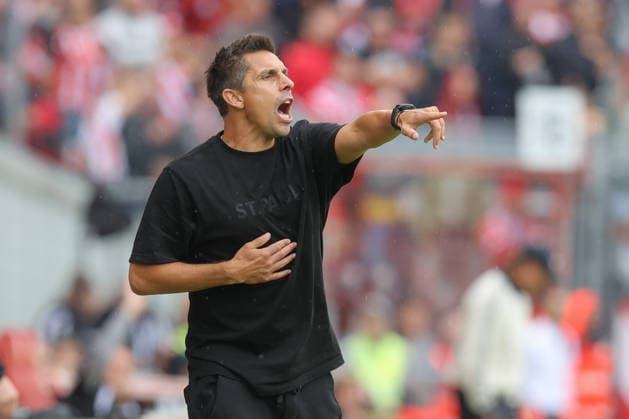 September 20, 2026, xtgx, Soccer, 2. Bundesliga, FC Energie Cottbus vs. FC St. Pauli, from left: Marcel Rapp (St. Pauli), coach gives instructions, gesturing with his arms, gesticulate, gives instructions. DFL and DFB regulations prohibit any use of photographs as image sequences and or quasi-video. Cottbus