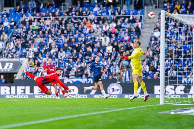 September 20, 2026 Soccer, 2026–2027, 2. Bundesliga, Matchday 6, DSC Arminia Bielefeld 1 FC Heidenheim; M Julian Niehues (Heidenheim) with a header; scoring chance in front of R Jonas Kersken (Bielefeld); DFL regulations prohibit any use of photographs as image sequences and or quasi-video