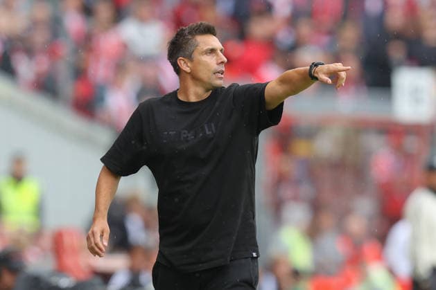 September 20, 2026, xtgx, Soccer 2. Bundesliga, FC Energie Cottbus vs. FC St. Pauli, from left: Marcel Rapp (St. Pauli), coach giving instructions, gesturing with his arms, gesticulate, gives instructions. DFL and DFB regulations prohibit any use of photographs as image sequences and or quasi-video. Cottbus