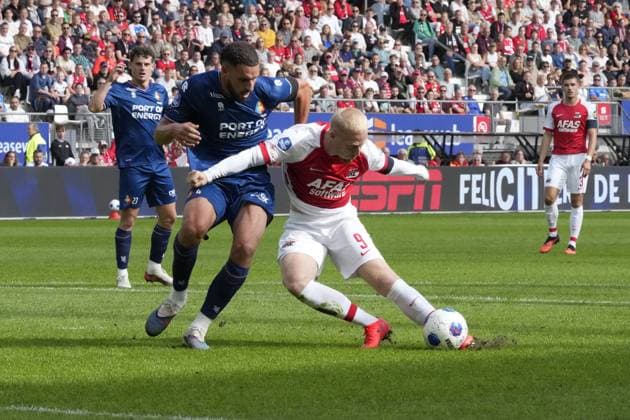 ALKMAAR , 20-09-2026 , AFAS Stadion , season 2026 2027 , Dutch Eredivisie football , match between AZ and Telstar , Picture shows AZ player Mexx Meerdink , Telstar player Abdelnour Soualhia AZ - Telstar  x207317246x Copyright: