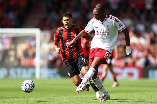 Bournemouth, England, 20th September 2026. Jeremy Jacquet of Liverpool under pressure from Evanilson of AFC Bournemouth during the AFC Bournemouth vs Liverpool Premier League match at the Vitality Stadium, Bournemouth. Picture credit should read: Paul Terry Sportimage EDITORIAL USE ONLY. No use with unauthorised audio, video, data, fixture lists, club league logos or live services. Online in-match use limited to 120 images, no video emulation. No use in betting, games or single club league player publications. SPI_012_PT_Bournemouth_Liverpool SPI-5013-0012