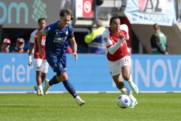 ALKMAAR , 20-09-2026 , AFAS Stadion , season 2026 2027 , Dutch Eredivisie football , match between AZ and Telstar , Picture shows Telstar player Jeff Hardeveld , AZ player Calvin Stengs AZ - Telstar  x207317392x Copyright: