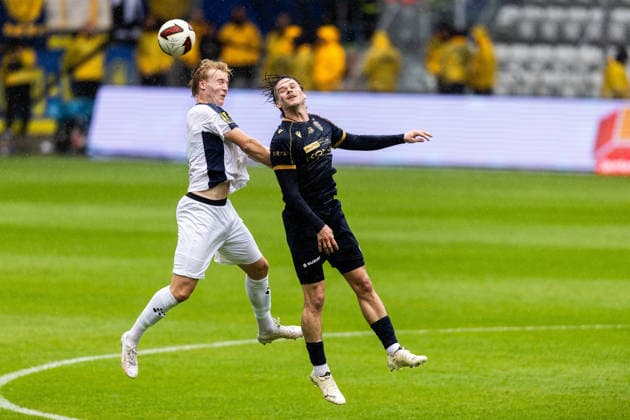 Jena, 200926, Regional Soccer League, FC Carl Zeiss vs. Lok Leipzig; pictured: Luca Wollschläger (Jena) vs. Nils Florian Kaiser (Leipzig)