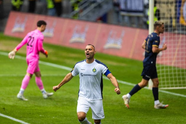 Jena, 200926, Regional Soccer League, FC Carl Zeiss vs. Lok Leipzig: Djamal Ziane of Leipzig celebrates the 1-1 goal scored by Eren Öztürk of Leipzig