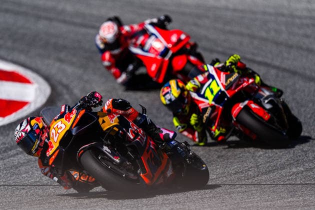 SPIELBERG, ÖSTERREICH - SEPTEMBER 20: Enea Bastianini aus Italien fährt für das Red Bull KTM Tech3 Team und NicolÃ² Bulega aus Italien fährt für das Ducati Lenovo Team während des MotoGP Großer Preis von Österreich 2026 - Rennen am RED BULL RING am September 20, 2026 in Spielberg, ÖSTERREICH, STEIERMARK. SPIELBERG, AUSTRIA - SEPTEMBER 20: Enea Bastianini of Italy rides for the Red Bull KTM Tech3 Team and NicolÃ² Bulega of Italy rides for the Ducati Lenovo Team during the MotoGP Austrian Grand Prix 2026 - Race at the RED BULL RING on September 20, 2026 in Spielberg, AUSTRIA, STYRIA. Copyright: xIBEX.agencyx xKlausxPressbergerx