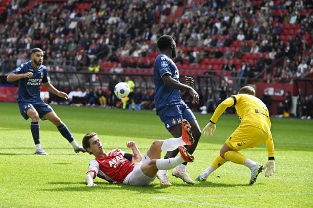 ALKMAAR - (lr) Valdemar Byskov of AZ Alkmaar, Tyrone Owusu of Telstar, Telstar goalkeeper Ronald Koeman Junior during the Dutch Eredivisie match between AZ Alkmaar and Telstar at the AFAS Stadium on September 20, 2026 in Alkmaar, the Netherlands. OLAF KRAAK ANP Eredivisie 2026 27 xVIxANPxSportx xxANPxIVx 569395367 originalFilename: 569395367.jpg