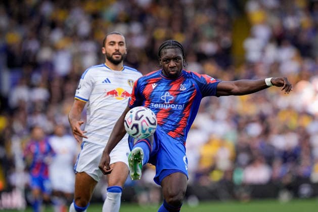 Premier League: Leeds United v Crystal Palace Jaydee Canvot of Crystal Palace clears the ball under pressure from Dominic Calvert-Lewin of Leeds United during the Premier League match Leeds United vs Crystal Palace at Elland Road, Leeds, United Kingdom on 20 September 2026 (Photo by Maynard Manyowa News Images) Leeds Elland Road West Yorkshire United Kingdom Copyright: xMaynardxManyowa NewsxImagesx