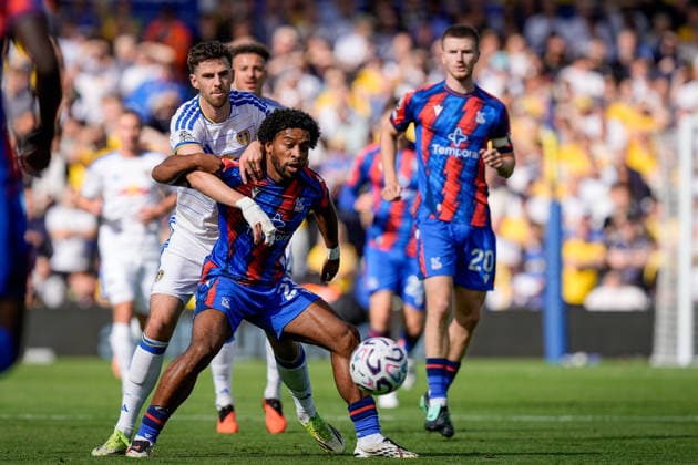 Premier League: Leeds United v Crystal Palace Quinten Timber of Crystal Palace battles for the ball Anton Stach of Leeds United during the Premier League match Leeds United vs Crystal Palace at Elland Road, Leeds, United Kingdom on 20 September 2026 (Photo by Maynard Manyowa News Images) Leeds Elland Road West Yorkshire United Kingdom Copyright: xMaynardxManyowa NewsxImagesx