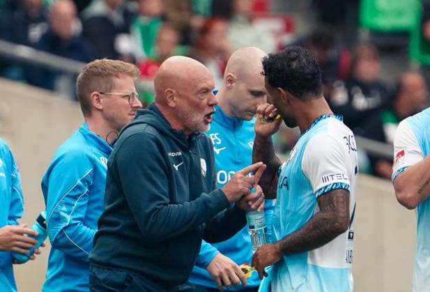 Germany Soccer 2. Bundesliga 2026–2027, Matchday 6: Hannover 96 vs. VfL Bochum at Heinz von Heiden Arena Stadium in Hannover. Instructions from Coach Uwe Rösler. Uwe Roesler, Coach of VfL Bochum. Sean Klaiber, VfL Bochum, 2 Copyright: xAymanxAlahmedx