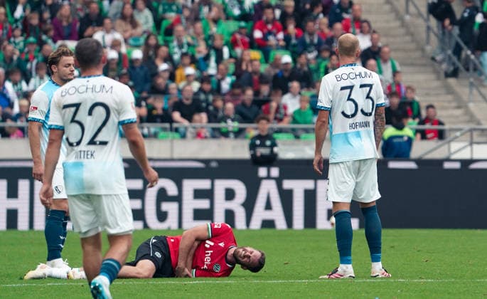 Germany Soccer 2. Bundesliga 2026–2027, Matchday 6: Hannover 96 vs. VfL Bochum at Heinz von Heiden Arena Stadium in Hannover; injury to Hannover 96 player Boris Tomiak, 3 Copyright: xAymanxAlahmedx