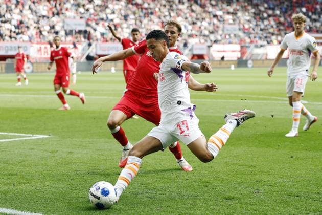 ENSCHEDE - (lr) Max Bruns of FC Twente, Mauro Junior of PSV Eindhoven during the Dutch Eredivisie match between FC Twente and PSV at Stadion De Grolsch Veste on 20 September 2026 in Enschede, the Netherlands. VINCENT JANNINK ANP Eredivisie 2026 27 xVIxANPxSportx xxANPxIVx 569395981 originalFilename: 569395981.jpg