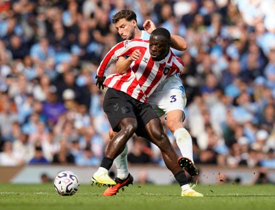Manchester, England, 20th September 2026. Brian Brobbey of Sunderland tussles with Ruben Dias of Manchester City during the Manchester City vs Sunderland Premier League match at the Etihad Stadium, Manchester. Picture credit should read: Andrew Yates Sportimage EDITORIAL USE ONLY. No use with unauthorised audio, video, data, fixture lists, club league logos or live services. Online in-match use limited to 120 images, no video emulation. No use in betting, games or single club league player publications. SPI_037_AY_ManCity_Sunderland SPI-5012-0037