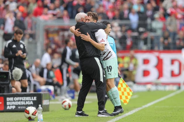September 20, 2026, xtgx, Soccer, 2. Bundesliga, FC Energie Cottbus vs. FC St. Pauli, from left: Assistant Coach Peter Nemeth, Martijn Kaars, St. Pauli, 19, celebration, goal celebration, celebrating the goal, DFL and DFB regulations prohibit any use of photographs as image sequences and or quasi-video. Cottbus