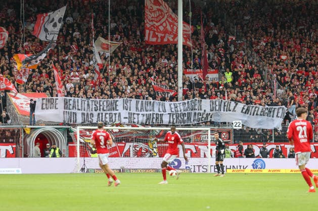 September 20, 2026, xtgx, Soccer 2. Bundesliga, FC Energie Cottbus vs. FC St. Pauli, from left: stock photo, stock image, stock photo of fans, spectators, audience, Grandstand, slogan, banner: Your detachment from reality is almost unbearable; dismantle the corrupt network and crush the Alerta network. DFL, DFB REGULATIONS PROHIBIT ANY USE OF PHOTOGRAPHS as IMAGE SEQUENCES and or QUASI-VIDEO. Cottbus