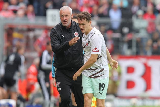 September 20, 2026, xtgx, Soccer, 2. Bundesliga, FC Energie Cottbus vs. FC St. Pauli, from left: Assistant Coach Peter Nemeth, Martijn Kaars (St. Pauli), 19, celebrating, goal celebration, celebrating the goal, DFL and DFB regulations prohibit any use of photographs as image sequences and or quasi-video. Cottbus